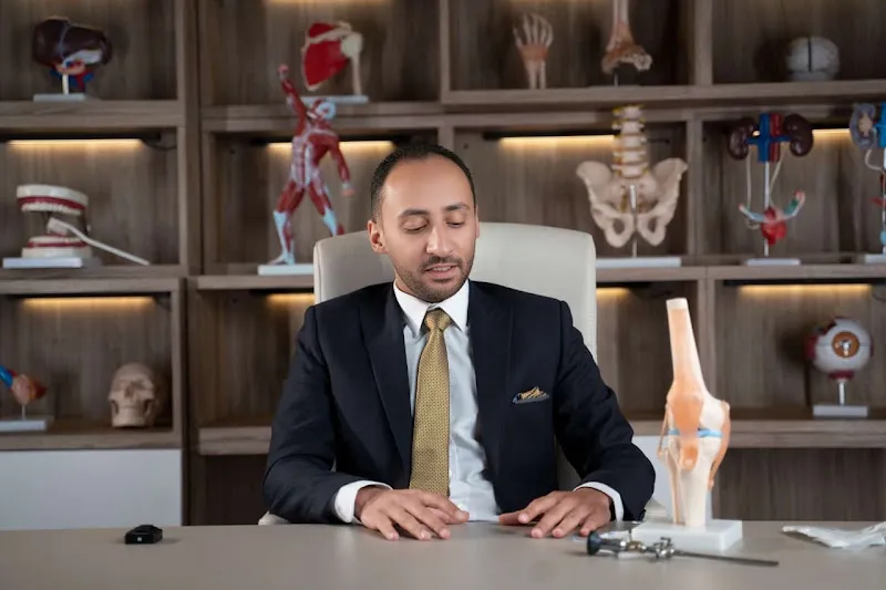 دكتور عمرو ناجي استشاري العظام والمفاصل والمناظير