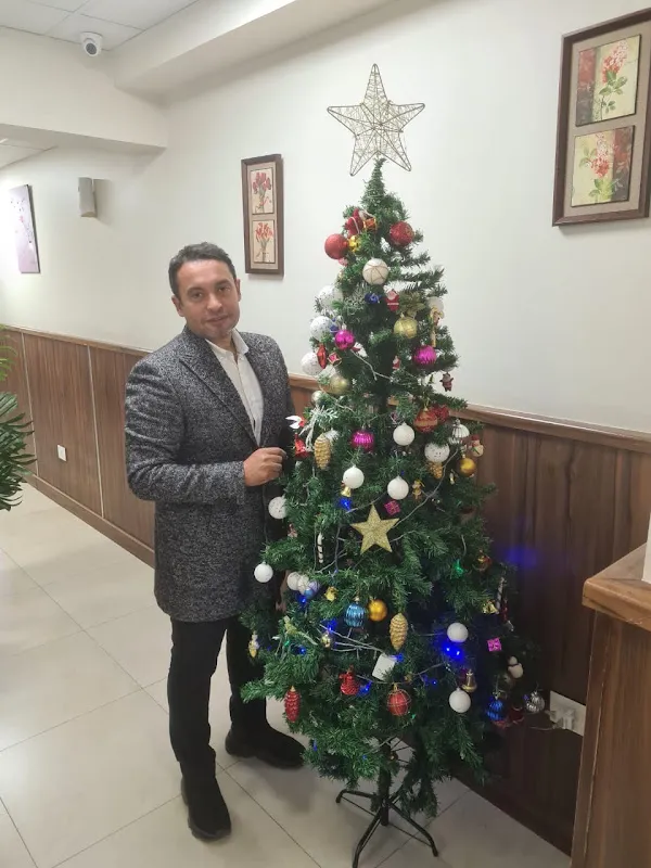 الدكتور حسام عفيفي استاذ طب المخ والأعصاب عيادة مصر الجديدة