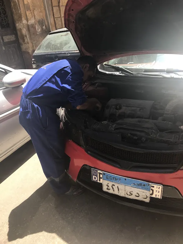 منعم لقطع السيارات
